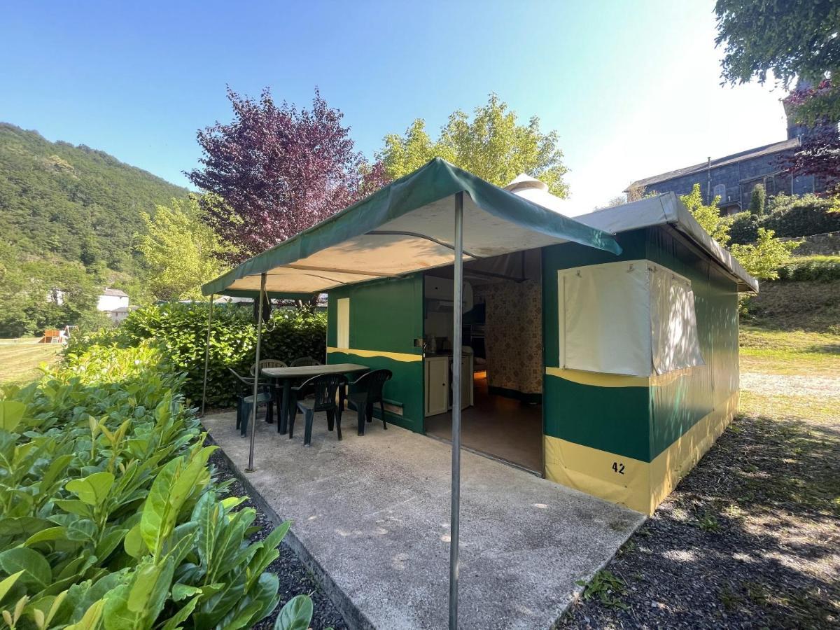 Camping Le Jardin - Chalets, Bungalows Et Emplacements Nus Pour Des Vacances Nature Le Long De La Riviere Le Gijou Lacaze Exterior foto