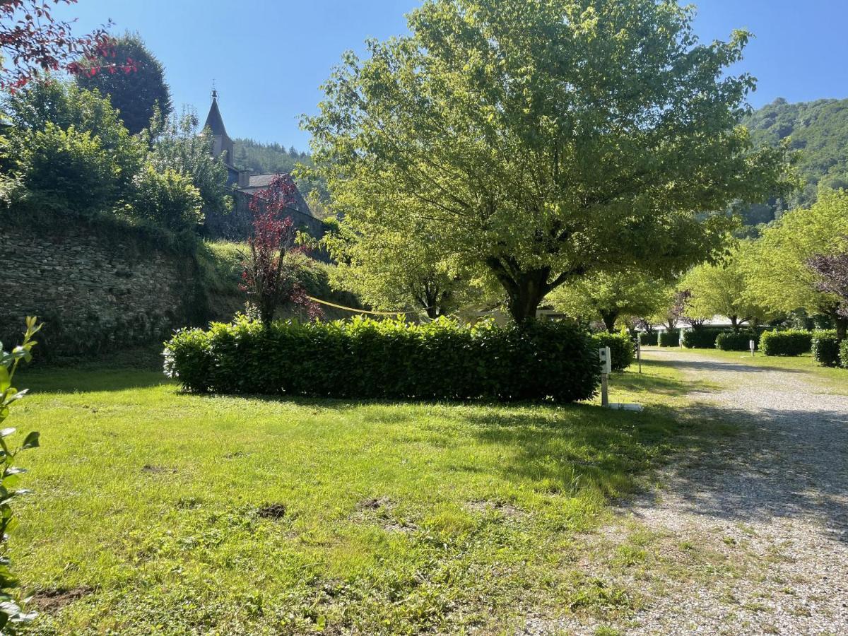 Camping Le Jardin - Chalets, Bungalows Et Emplacements Nus Pour Des Vacances Nature Le Long De La Riviere Le Gijou Lacaze Exterior foto