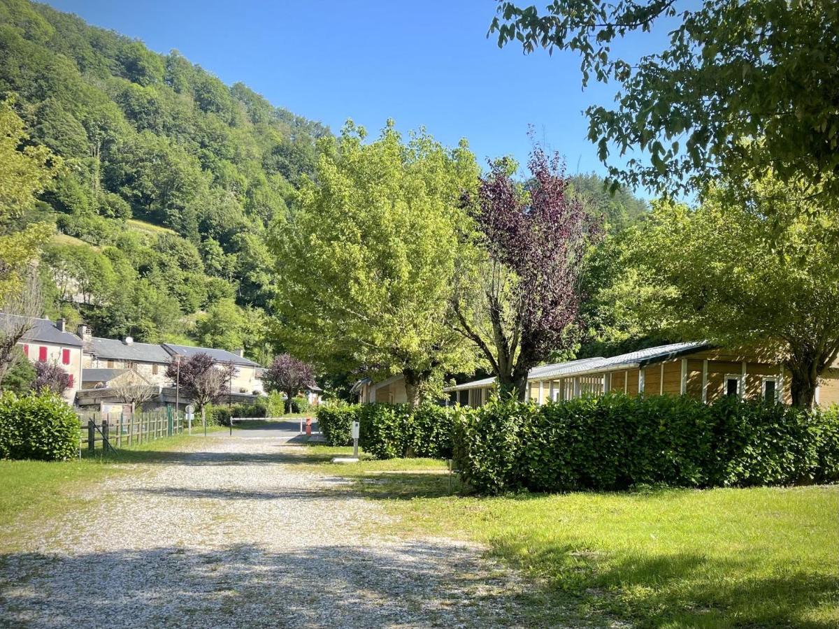 Camping Le Jardin - Chalets, Bungalows Et Emplacements Nus Pour Des Vacances Nature Le Long De La Riviere Le Gijou Lacaze Exterior foto