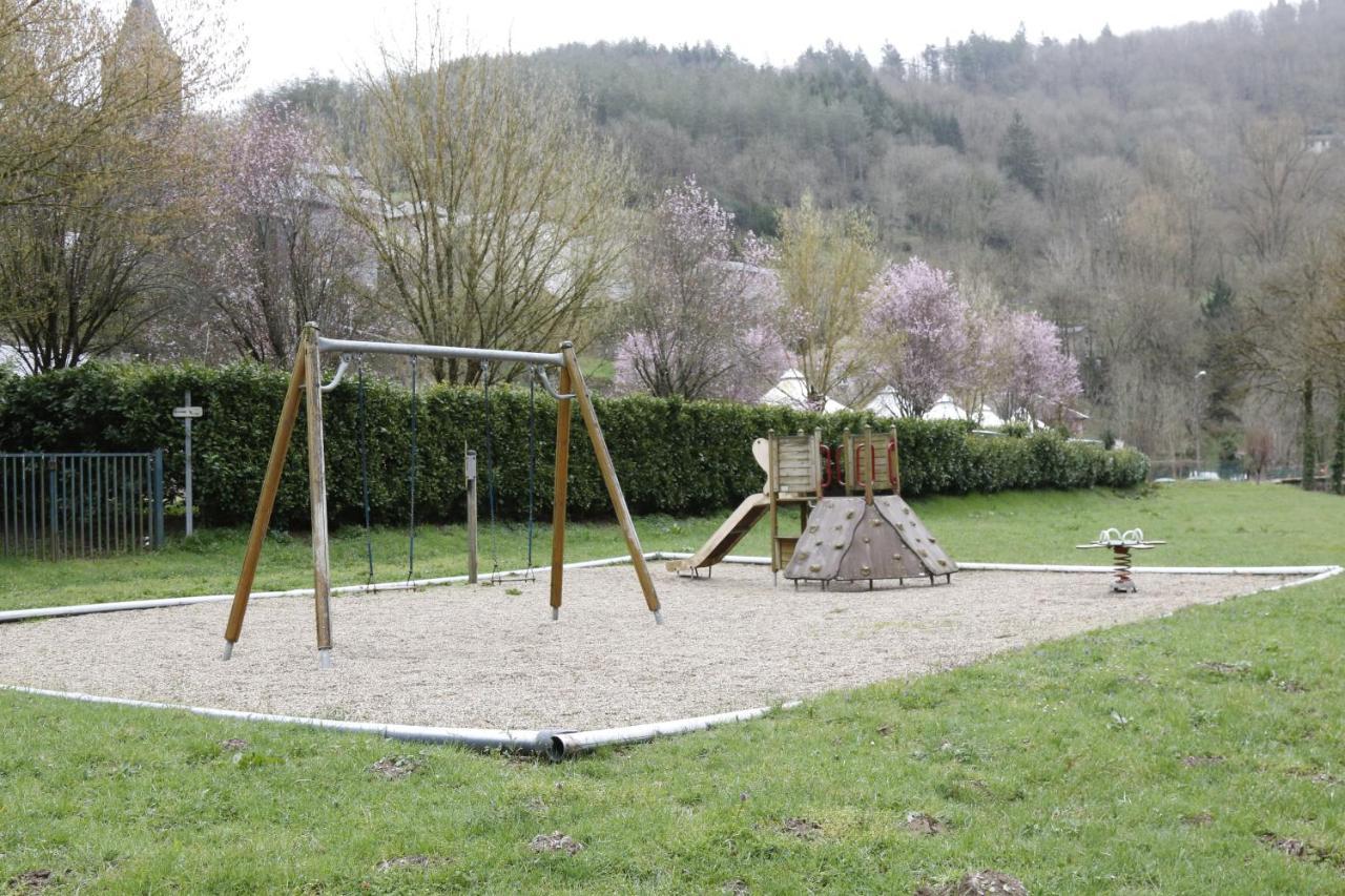 Camping Le Jardin - Chalets, Bungalows Et Emplacements Nus Pour Des Vacances Nature Le Long De La Riviere Le Gijou Lacaze Exterior foto