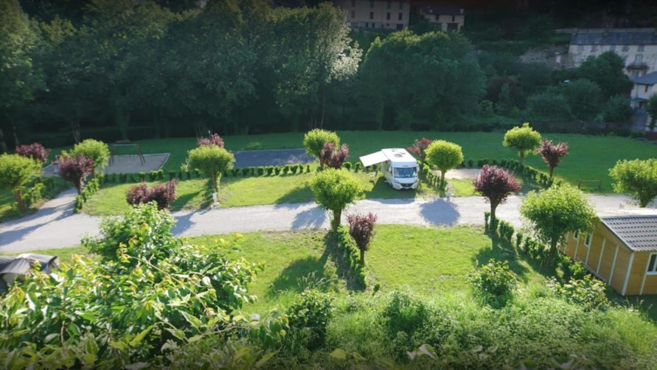 Camping Le Jardin - Chalets, Bungalows Et Emplacements Nus Pour Des Vacances Nature Le Long De La Riviere Le Gijou Lacaze Exterior foto
