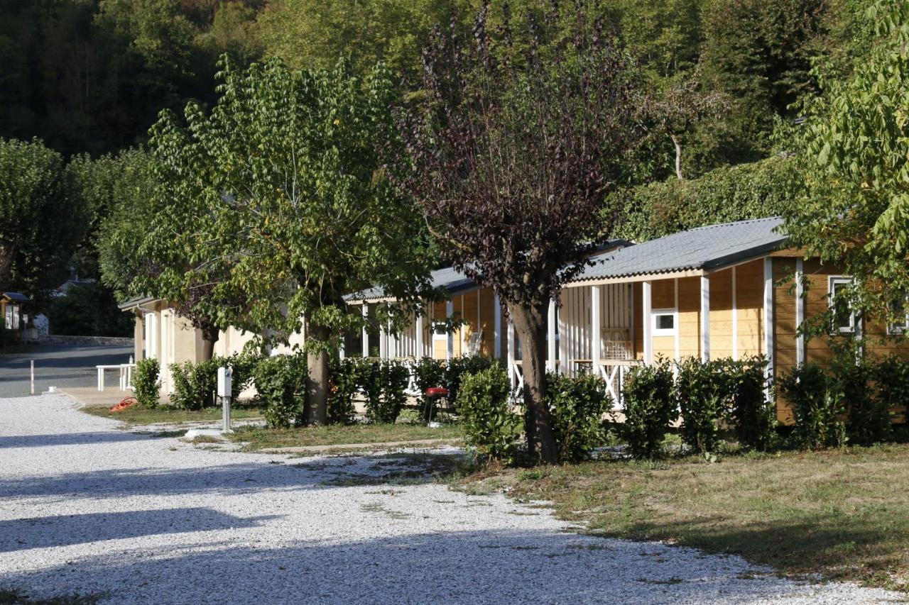 Camping Le Jardin - Chalets, Bungalows Et Emplacements Nus Pour Des Vacances Nature Le Long De La Riviere Le Gijou Lacaze Exterior foto