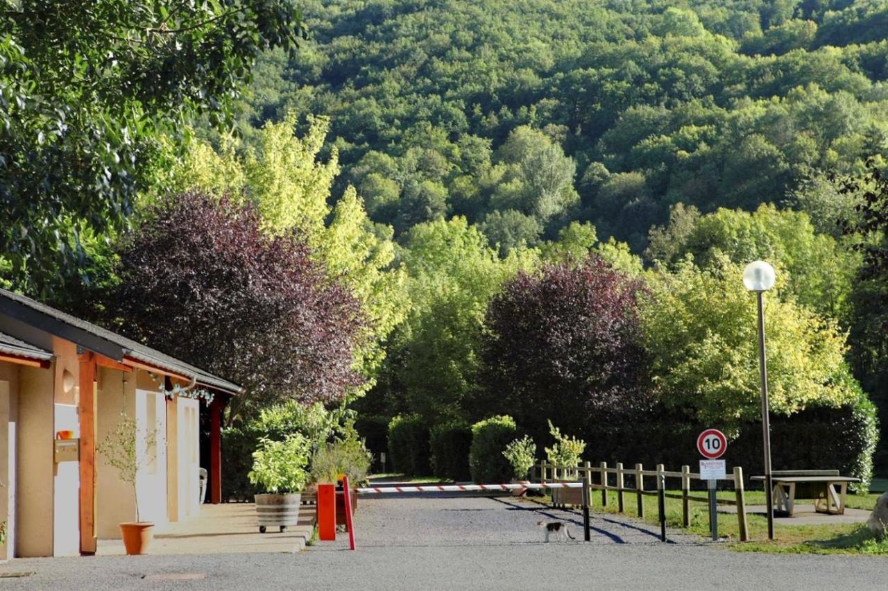 Camping Le Jardin - Chalets, Bungalows Et Emplacements Nus Pour Des Vacances Nature Le Long De La Riviere Le Gijou Lacaze Exterior foto