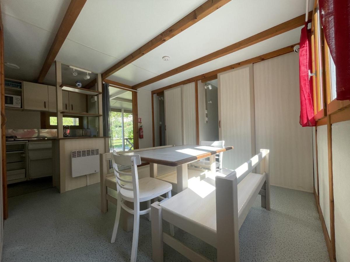 Camping Le Jardin - Chalets, Bungalows Et Emplacements Nus Pour Des Vacances Nature Le Long De La Riviere Le Gijou Lacaze Exterior foto