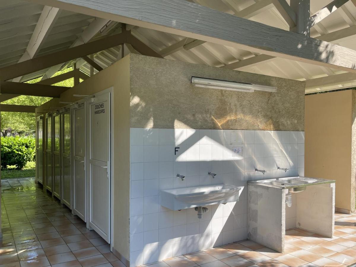 Camping Le Jardin - Chalets, Bungalows Et Emplacements Nus Pour Des Vacances Nature Le Long De La Riviere Le Gijou Lacaze Exterior foto