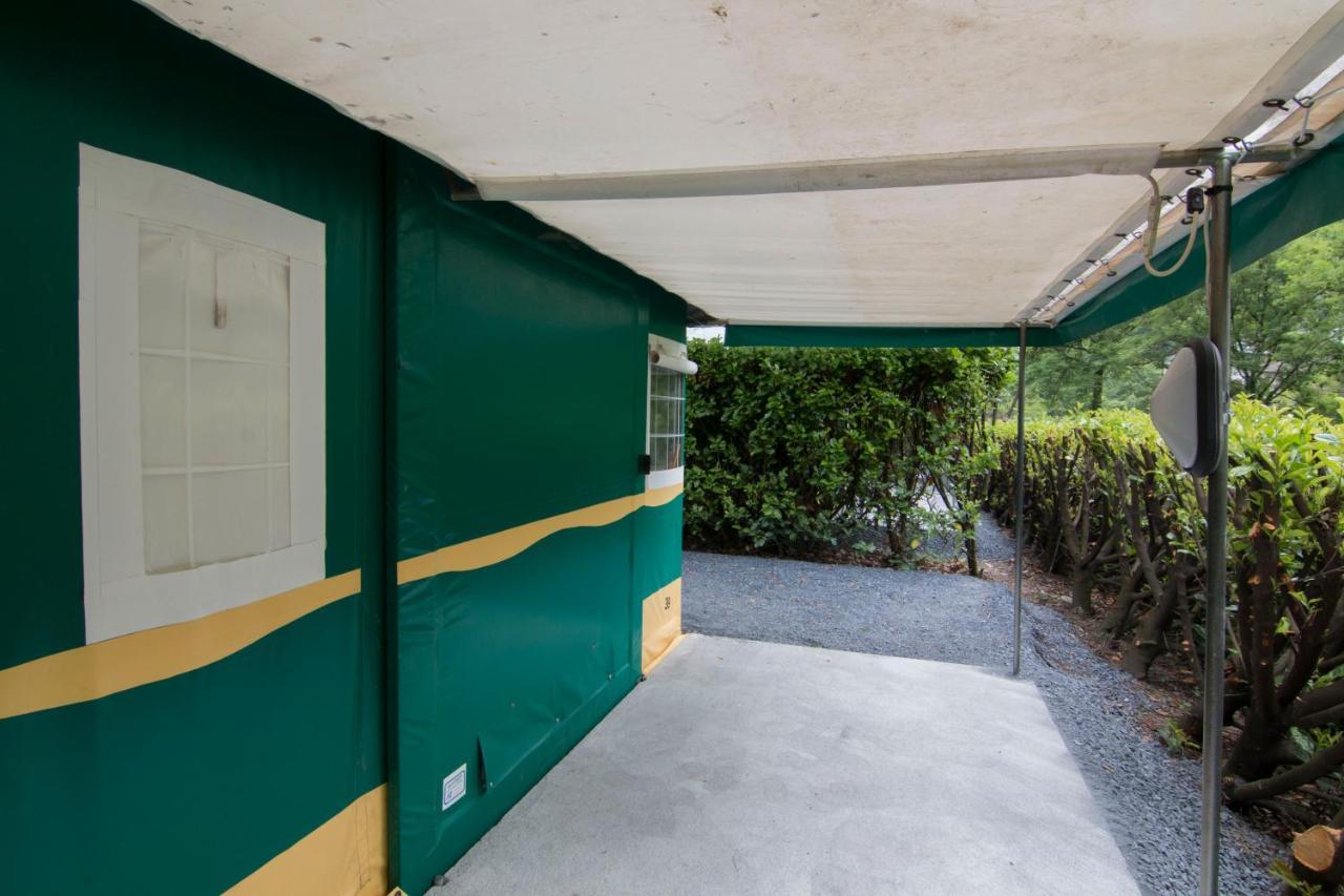Camping Le Jardin - Chalets, Bungalows Et Emplacements Nus Pour Des Vacances Nature Le Long De La Riviere Le Gijou Lacaze Exterior foto